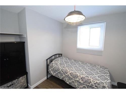 21 Fairlawn Crescent, Welland, ON - Indoor Photo Showing Bedroom