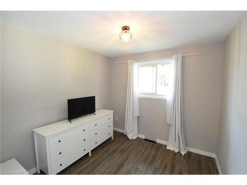 21 Fairlawn Crescent, Welland, ON - Indoor Photo Showing Bedroom