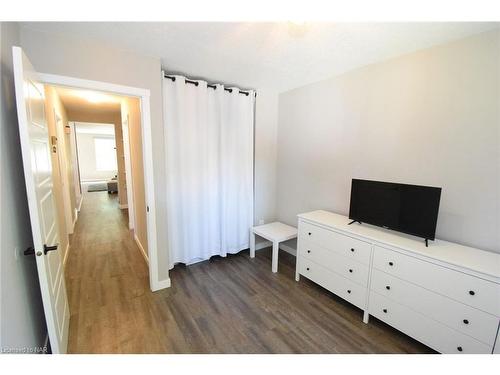 21 Fairlawn Crescent, Welland, ON - Indoor Photo Showing Bedroom