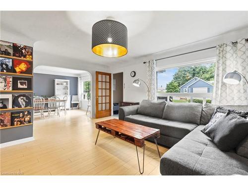 74 Marmora Street, St. Catharines, ON - Indoor Photo Showing Living Room