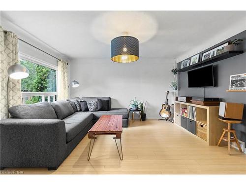 74 Marmora Street, St. Catharines, ON - Indoor Photo Showing Living Room