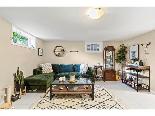 74 Marmora Street, St. Catharines, ON - Indoor Photo Showing Living Room