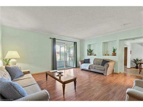 1 Nello Street, St. Catharines, ON - Indoor Photo Showing Living Room