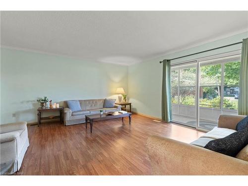 1 Nello Street, St. Catharines, ON - Indoor Photo Showing Living Room