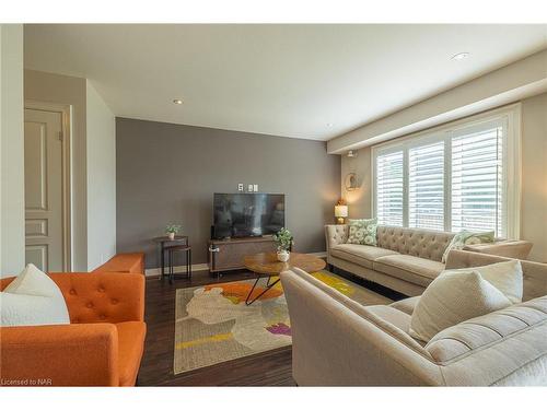 5848 Osprey Avenue, Niagara Falls, ON - Indoor Photo Showing Living Room