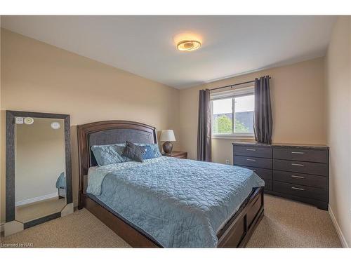 5848 Osprey Avenue, Niagara Falls, ON - Indoor Photo Showing Bedroom