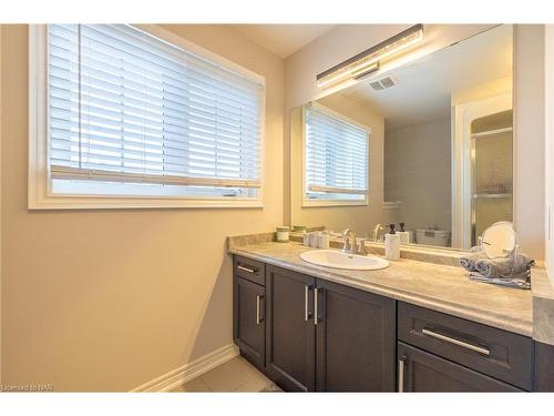 5848 Osprey Avenue, Niagara Falls, ON - Indoor Photo Showing Bathroom