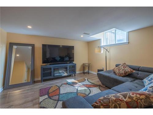 5848 Osprey Avenue, Niagara Falls, ON - Indoor Photo Showing Living Room