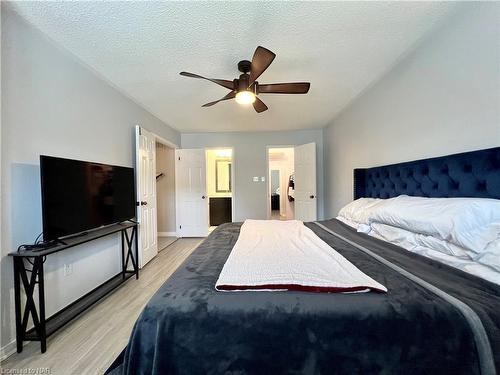 8 Meadowbrook Lane, Pelham, ON - Indoor Photo Showing Bedroom