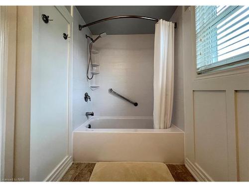 8 Meadowbrook Lane, Pelham, ON - Indoor Photo Showing Bathroom