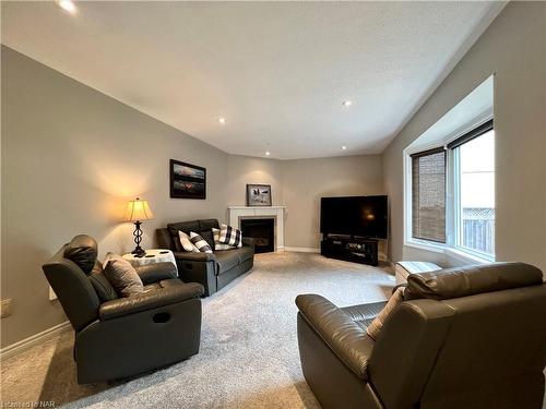 8 Meadowbrook Lane, Pelham, ON - Indoor Photo Showing Living Room