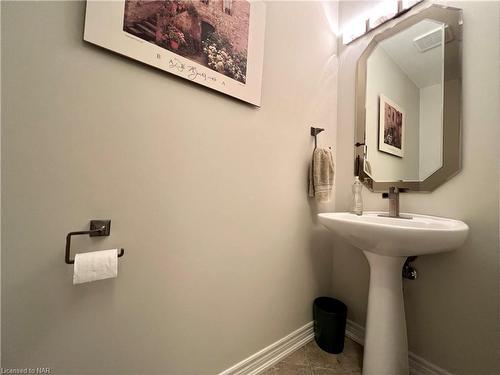 8 Meadowbrook Lane, Pelham, ON - Indoor Photo Showing Bathroom