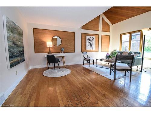 26-178 Scott Street, St. Catharines, ON - Indoor Photo Showing Living Room