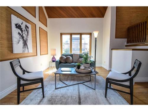 26-178 Scott Street, St. Catharines, ON - Indoor Photo Showing Living Room