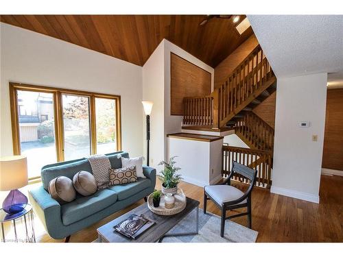 26-178 Scott Street, St. Catharines, ON - Indoor Photo Showing Living Room