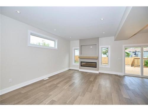 3459 East Main Street, Stevensville, ON - Indoor Photo Showing Living Room