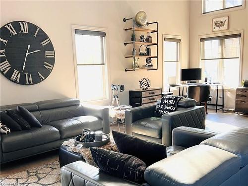 6498 Christopher Crescent Crescent, Niagara Falls, ON - Indoor Photo Showing Living Room