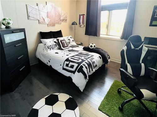 6498 Christopher Crescent Crescent, Niagara Falls, ON - Indoor Photo Showing Bedroom