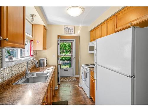 8 Mcnicholl Circle, St. Catharines, ON - Indoor Photo Showing Kitchen With Double Sink