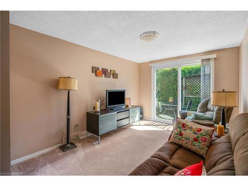 8 Mcnicholl Circle, St. Catharines, ON - Indoor Photo Showing Living Room