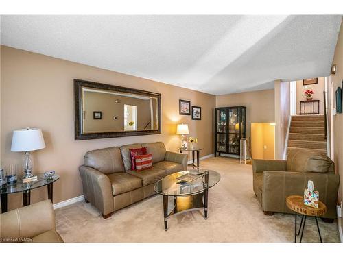 8 Mcnicholl Circle, St. Catharines, ON - Indoor Photo Showing Living Room