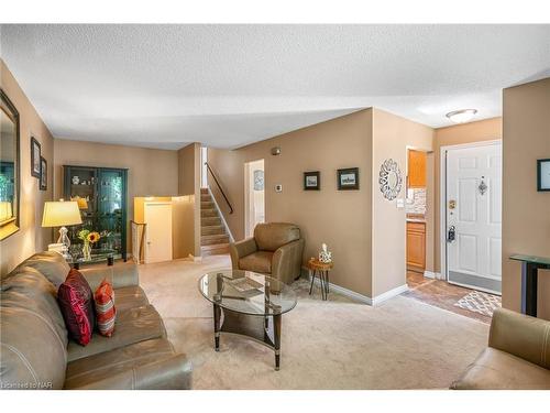 8 Mcnicholl Circle, St. Catharines, ON - Indoor Photo Showing Living Room