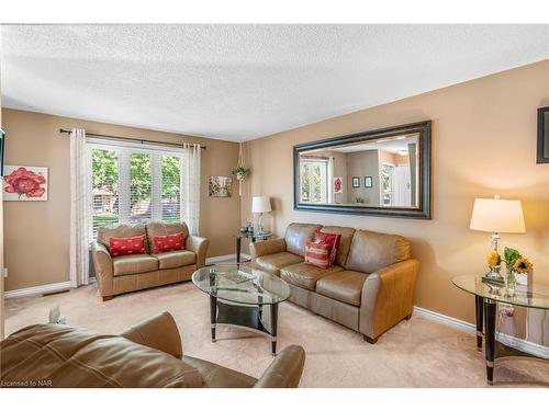 8 Mcnicholl Circle, St. Catharines, ON - Indoor Photo Showing Living Room