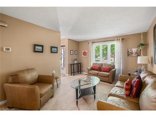 8 Mcnicholl Circle, St. Catharines, ON - Indoor Photo Showing Living Room