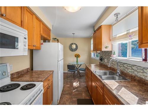 8 Mcnicholl Circle, St. Catharines, ON - Indoor Photo Showing Kitchen With Double Sink