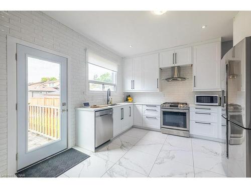 6217 Orchard Avenue, Niagara Falls, ON - Indoor Photo Showing Kitchen With Stainless Steel Kitchen