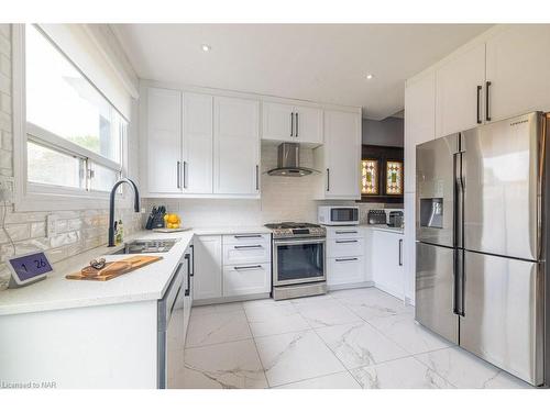 6217 Orchard Avenue, Niagara Falls, ON - Indoor Photo Showing Kitchen With Stainless Steel Kitchen With Upgraded Kitchen