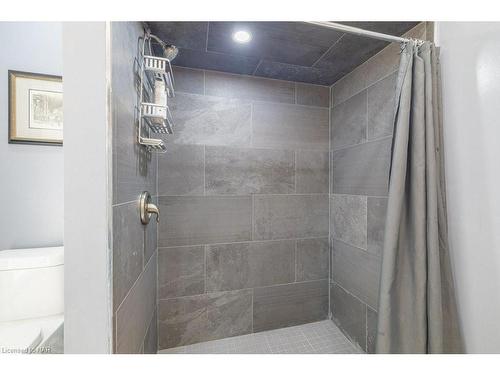 6217 Orchard Avenue, Niagara Falls, ON - Indoor Photo Showing Bathroom