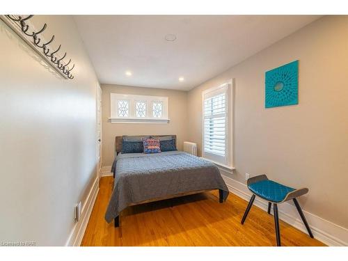 6217 Orchard Avenue, Niagara Falls, ON - Indoor Photo Showing Bedroom