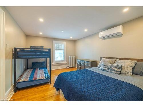 6217 Orchard Avenue, Niagara Falls, ON - Indoor Photo Showing Bedroom