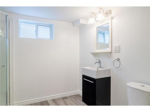 33 Dufferin Street, Welland, ON - Indoor Photo Showing Bathroom