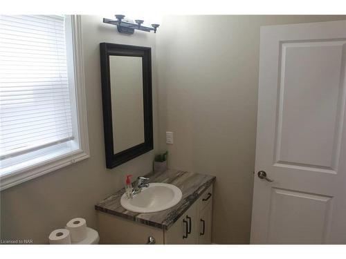 438 Mcalpine Avenue N, Welland, ON - Indoor Photo Showing Bathroom