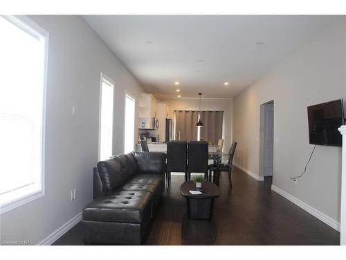 438 Mcalpine Avenue N, Welland, ON - Indoor Photo Showing Living Room