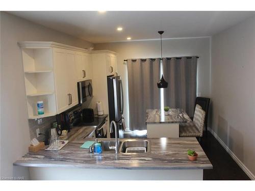 438 Mcalpine Avenue N, Welland, ON - Indoor Photo Showing Kitchen