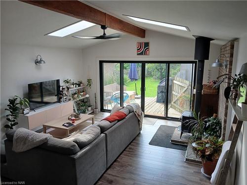 71 Albert Street, Welland, ON - Indoor Photo Showing Living Room