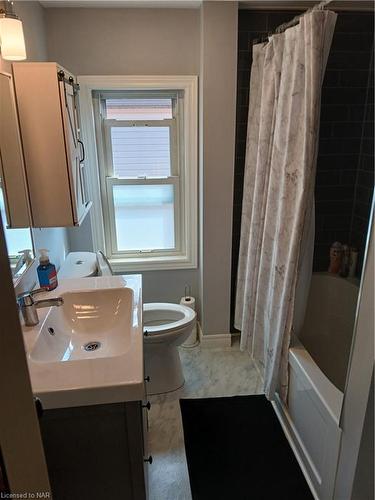 71 Albert Street, Welland, ON - Indoor Photo Showing Bathroom