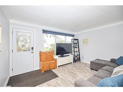 362 Gatfield Avenue, Welland, ON - Indoor Photo Showing Living Room