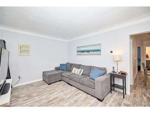 362 Gatfield Avenue, Welland, ON - Indoor Photo Showing Living Room