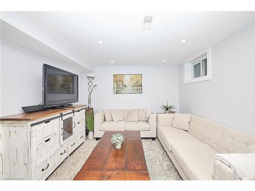 362 Gatfield Avenue, Welland, ON - Indoor Photo Showing Living Room