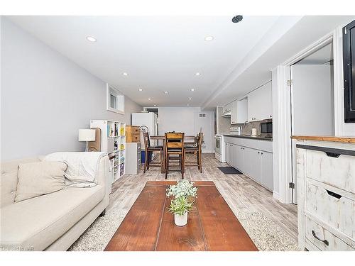 362 Gatfield Avenue, Welland, ON - Indoor Photo Showing Living Room