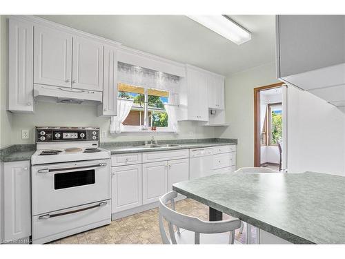 16 St. Lawrence Drive, St. Catharines, ON - Indoor Photo Showing Kitchen With Double Sink