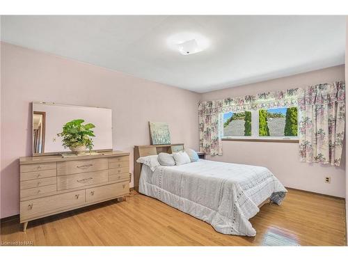 16 St. Lawrence Drive, St. Catharines, ON - Indoor Photo Showing Bedroom