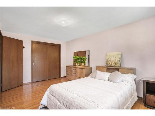 16 St. Lawrence Drive, St. Catharines, ON - Indoor Photo Showing Bedroom