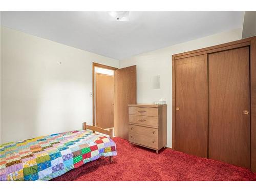 16 St. Lawrence Drive, St. Catharines, ON - Indoor Photo Showing Bedroom