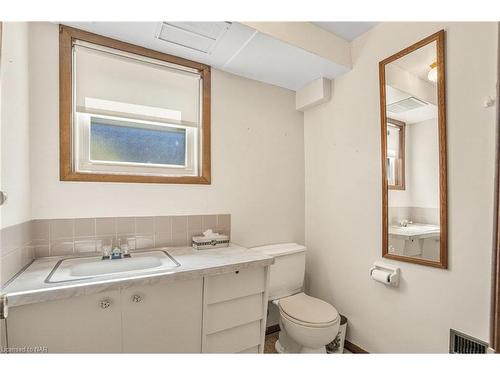 16 St. Lawrence Drive, St. Catharines, ON - Indoor Photo Showing Bathroom