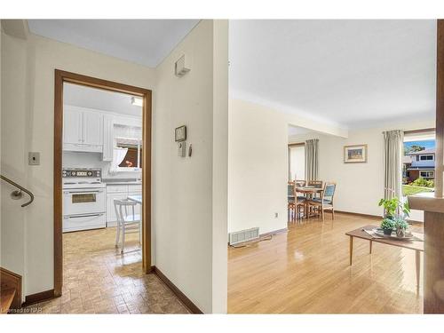 16 St. Lawrence Drive, St. Catharines, ON - Indoor Photo Showing Living Room